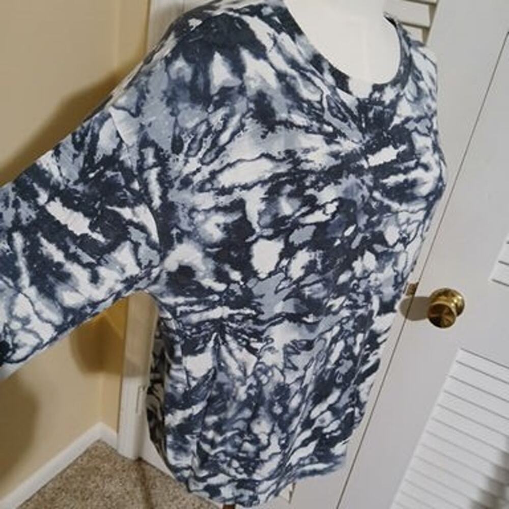 Andrew Marc  Large Navy/White Tie-Dye Women's Long-Sleeved top Easy Care